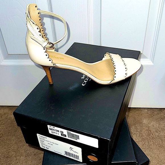 NWT Coach anyone? U can never wrong w/ a COACH 👠 . B Original 👛 💰 🔥 4 U Sis - Picture 6 of 17